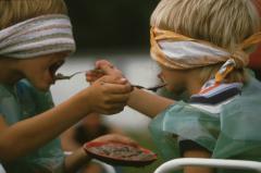 Pudding fttern beim Kinderfest