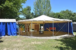 Zelt wird aufgebaut